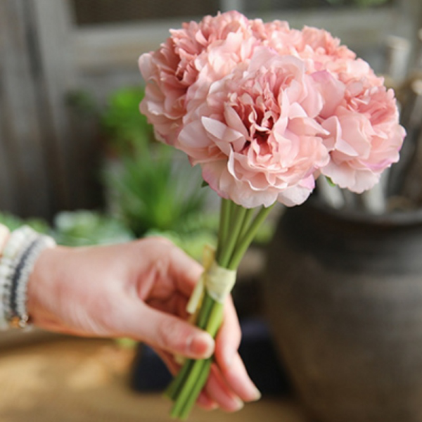 Pfingstrosen in der Vase rosafarbene Päonien zu einem schönen Blumenstrauch zusammengebunden