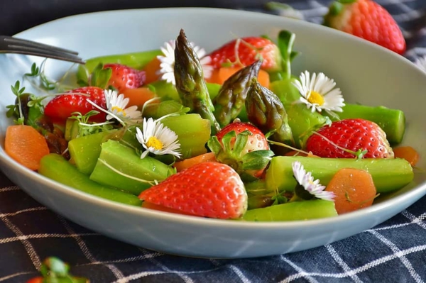 Spargelsalat mit Erdbeeren spargel gesund essbare wildpflanzen