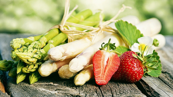 Spargelsalat mit Erdbeeren spargel gesund gruen und weiss