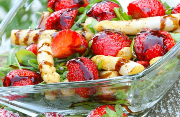 Spargelsalat mit Erdbeeren spargel gesund mit dressingjpg