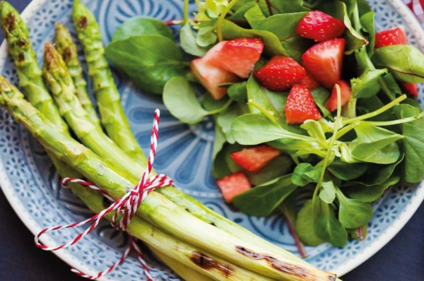 Spargelsalat mit Erdbeeren spargel gesundmit spinat bunt