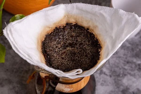 Wie kann man Kaffeesatz als Dünger für die Gartenpflanzen verwenden