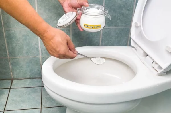 Urinstein mit Backnatron entfernen natürliche Reinigungsmittel umweltschonend 