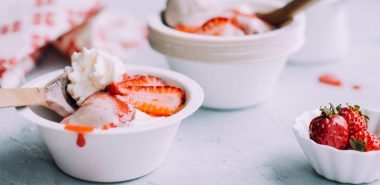 Erdbeer Variegato Eis zubereiten