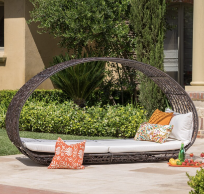 modernes Tagesbett im Garten im ovalen Design