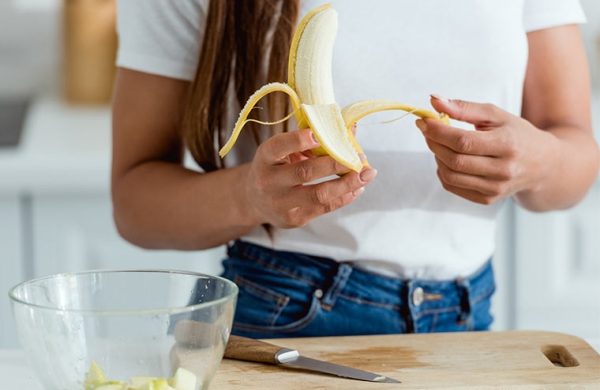 Bananenschalen als Dünger Bananen essen Schalen nicht wegwerfen natürliches Düngemittel