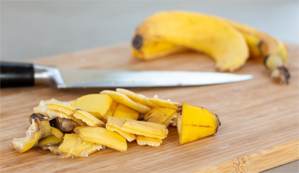 Bananenschalen als Dünger Schalen in kleine Stücke schneiden scharfes Messer
