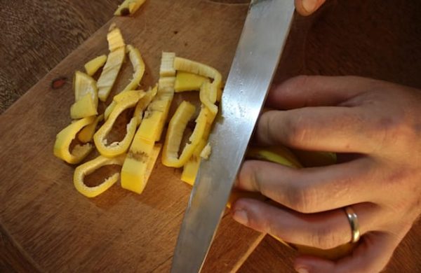 Bananenschalen als Dünger in kleine Stücke schneiden ein scharfes Messer nehmen