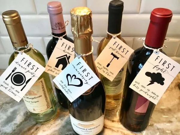 Bastelideen Hochzeitsgeschenk personalisieren Weinflaschen