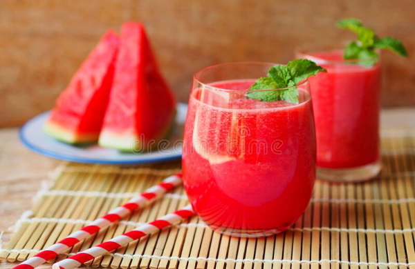 Durstlöscher hydrierende Sommergetränke Wassermelonensaft jeden Tag trinken gut hydriert bleiben