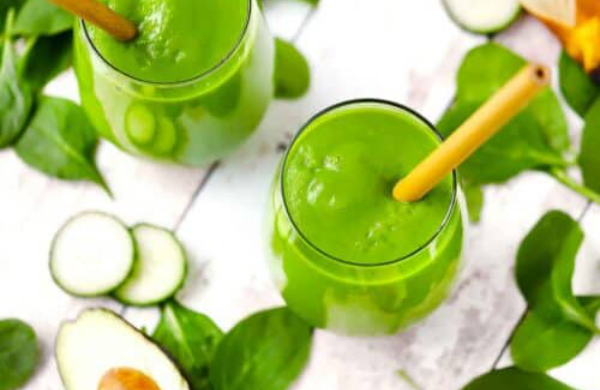 Durstlöscher hydrierende Sommergetränke grüner Smoothie Avocado perfekter Durstlöscher