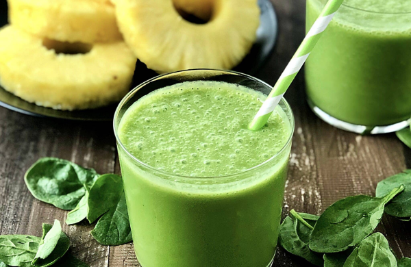 Durstlöscher hydrierende Sommergetränke grüner Smoothie mit Spinat zubereitet gesund