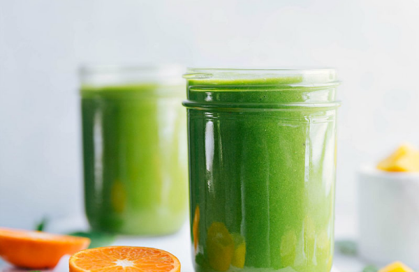 Durstlöscher hydrierende Sommergetränke grünes Gemüse mit Zitronen- und Orangensaft kombinieren ein erfrischender Sommerdrink
