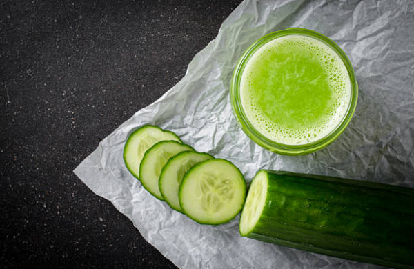 Durstlöscher hydrierende Sommergetränke grünes Getränk Gurkensaft über Nacht im Kühlschrank lassen