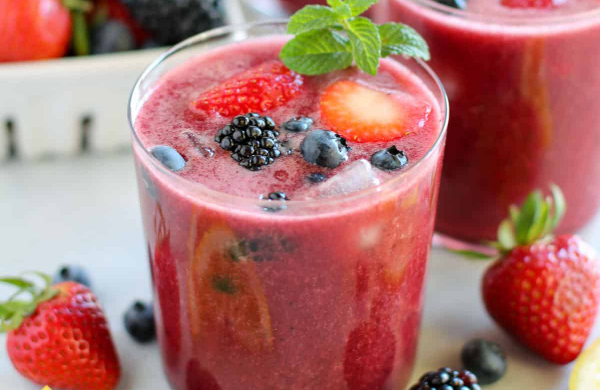 Durstlöscher hydrierende Sommergetränke mit Früchten Erdbeeren Wassermelone Blaubeeren Minze Blätter