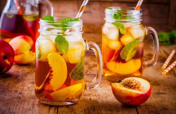 Eistee gesundes Sommergetränk klassisches Rezept mit Pfirsichen