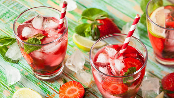 Eistee gesundes Sommergetränk mit Erdbeeren schnelle Zubereitung ausgezeichneter Geschmack
