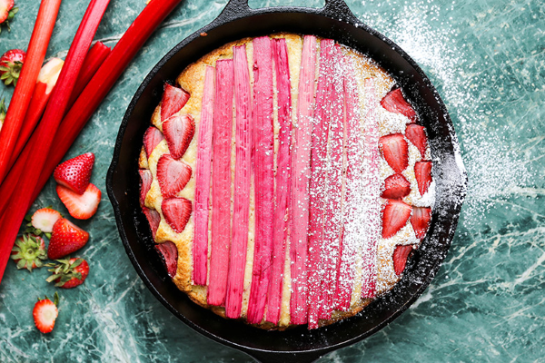 Erdbeer Rhabarber Torte – einfaches Rezept wie vom Konditor blechkuchen mit toller deko