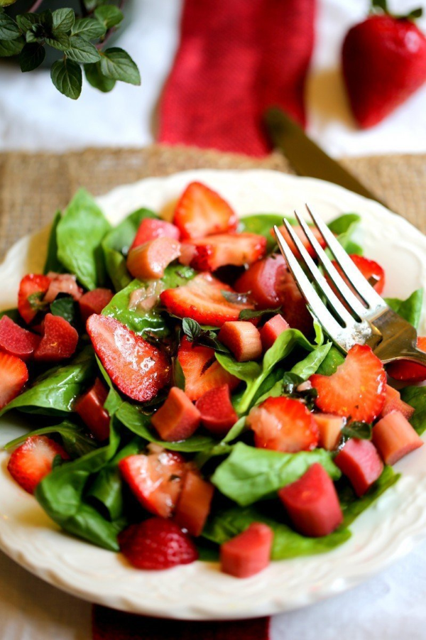 Erdbeer Rhabarber Torte – einfaches Rezept wie vom Konditor gruener salat mit obst und balsamico