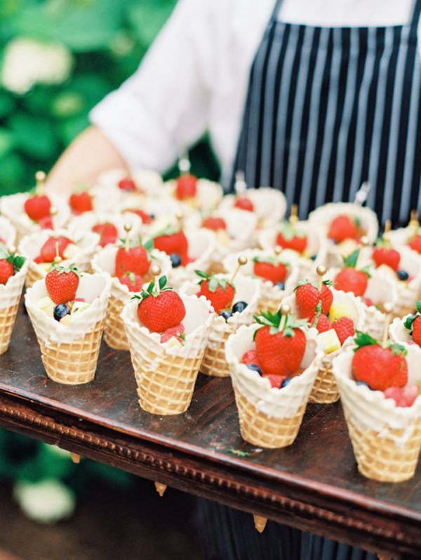 Fingerfood Dessert – 3 zum Fingerlecken koestliche Rezeptideen eiswaffel erdbeeren obst sahne