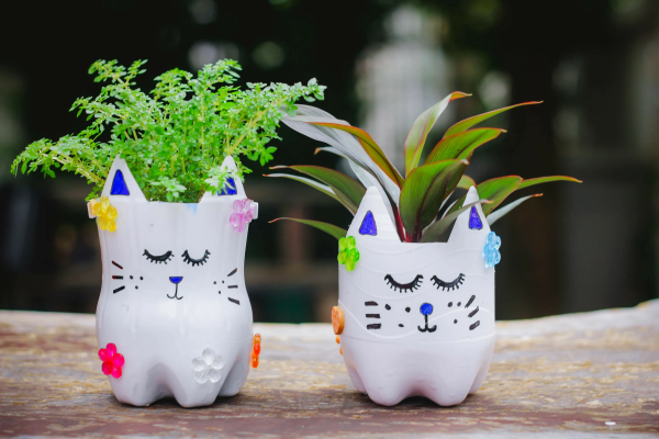 Garten gestalten mit wenig Geld – grossartige Ideen fuer kostenloses Gaertnern interessante niedliche blumentoepfe katzen