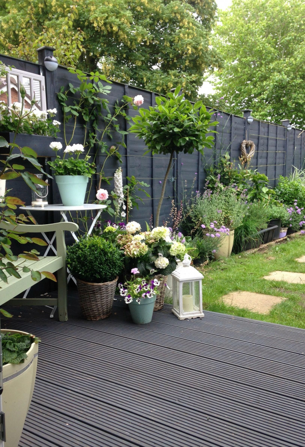 Garten gestalten mit wenig Geld – grossartige Ideen fuer kostenloses Gaertnern schwarzer zaun anstreichen