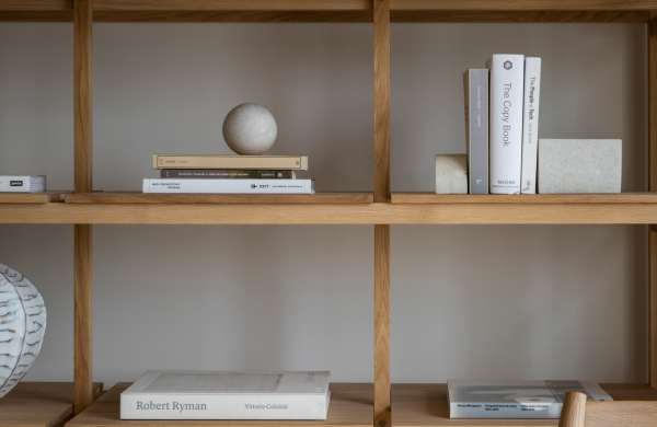 Japanisches Design beste Ordnung Gedankenfreiheit offenes Regal Bücher wenige Deko Artikel