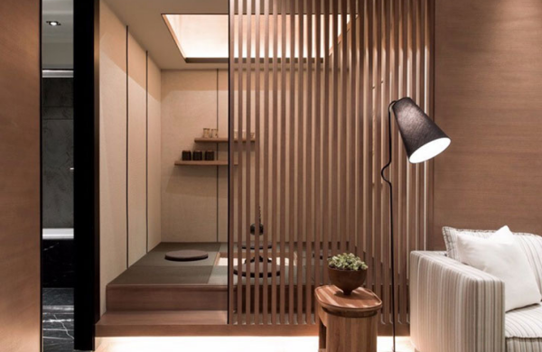 Japanisches Design schönes Wohnzimmer helles Holz dominiert kleiner Raum durch Raumteiler abgetrennt