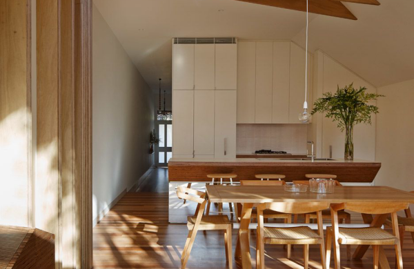 Japanisches Design schönes Zimmer von der Zimmerdecke bis zum Bodenbelag alles aus Holz Esstisch Stühle in der Mitte
