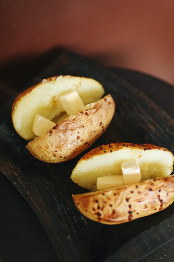 Kartoffelschalen verwenden im Haus und Garten geröstete kartoffeln mit schale