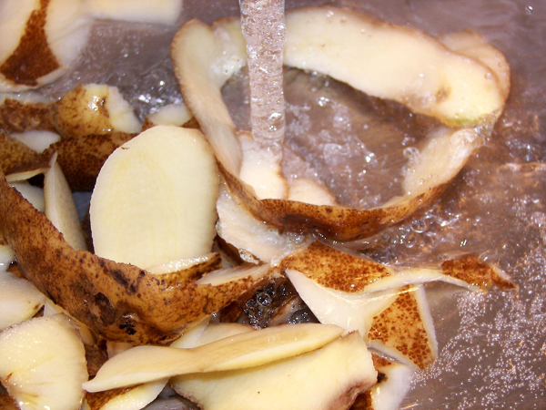 Kartoffelschalen verwenden im Haus und Garten kartoffelschalen waschen kartoffelwasser pflanzen