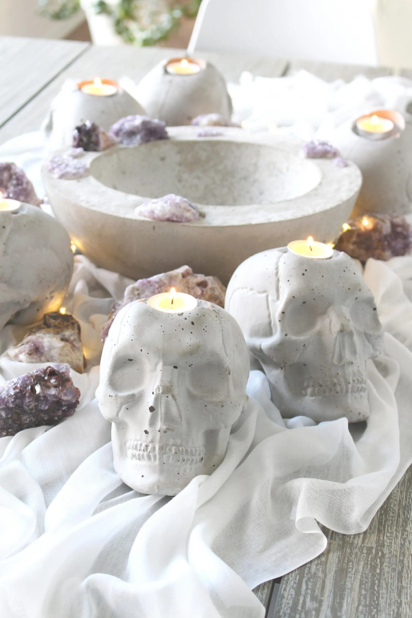 Kerzenstaender selber machen – 3 kinderleichte und praktische Anleitungen beton schaedel totenkopf idee