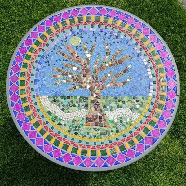 Mosaiktisch selber machen – kunstvolle Bastelideen fuer Wohnraeume und Garten baum des lebens idee muster