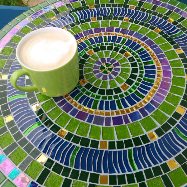 Mosaiktisch selber machen – kunstvolle Bastelideen fuer Wohnraeume und Garten bunt boho mandala chic