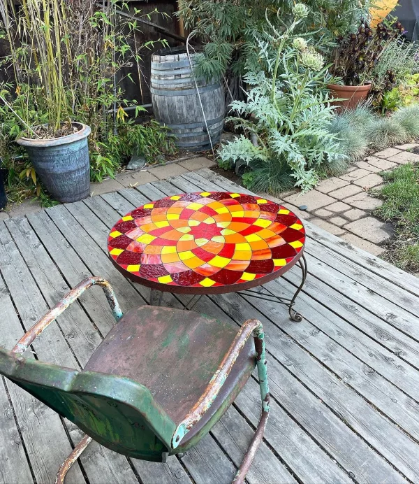 Mosaiktisch selber machen – kunstvolle Bastelideen fuer Wohnraeume und Garten feuerrote mandala kreativ idee