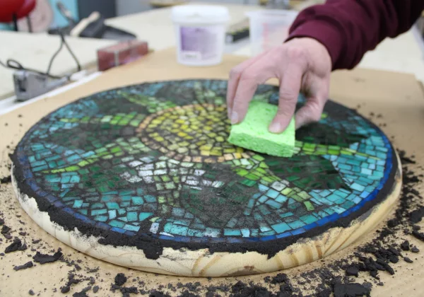 Mosaiktisch selber machen – kunstvolle Bastelideen fuer Wohnraeume und Garten fugenmoertel streichen schwarz