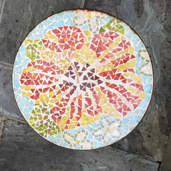 Mosaiktisch selber machen – kunstvolle Bastelideen fuer Wohnraeume und Garten hibiskus blume rot gelb schoen