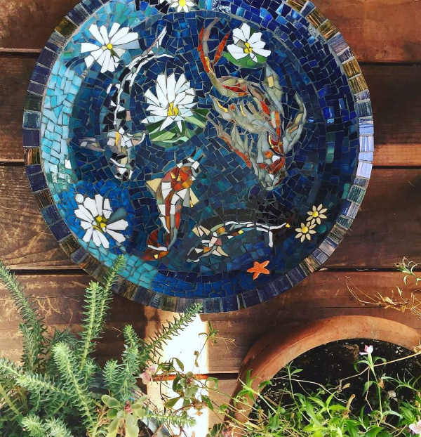 Mosaiktisch selber machen – kunstvolle Bastelideen fuer Wohnraeume und Garten koi fische teich idee muster