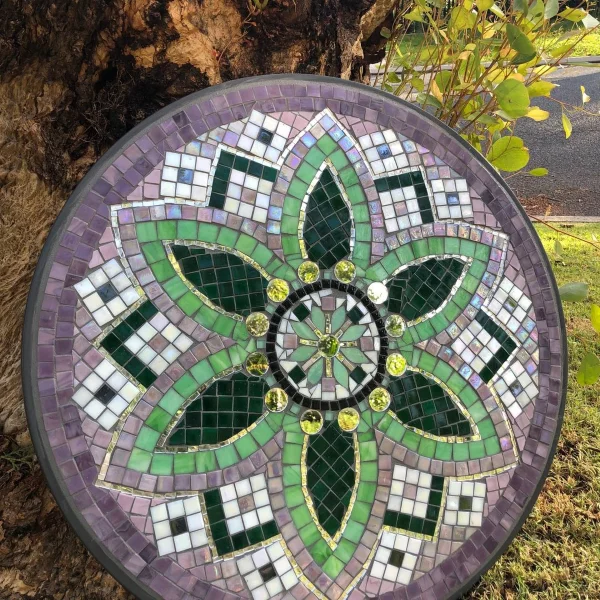 Mosaiktisch selber machen – kunstvolle Bastelideen fuer Wohnraeume und Garten mandala blume ideen boho chic
