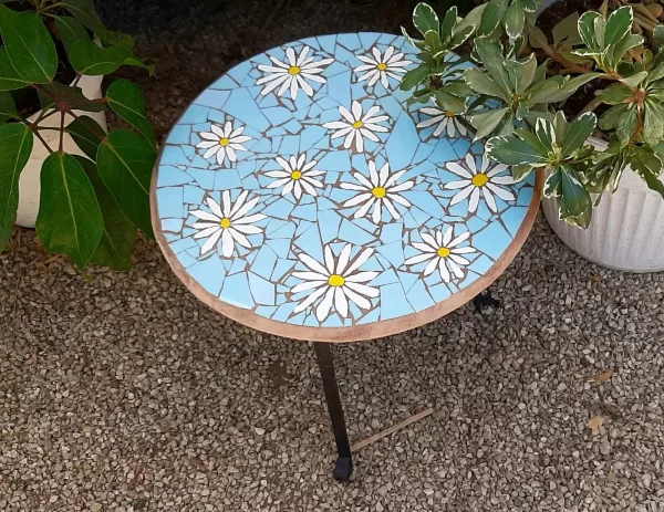 Mosaiktisch selber machen – kunstvolle Bastelideen fuer Wohnraeume und Garten margariten blumen himmelblau fruehling