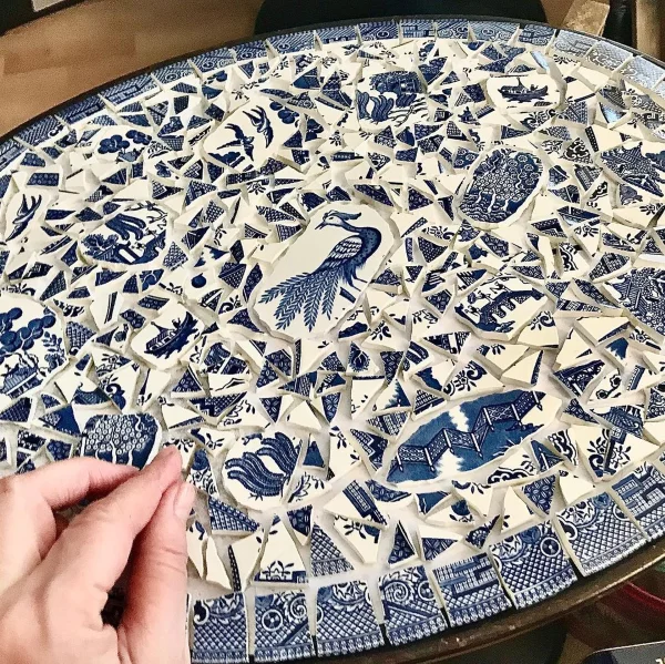 Mosaiktisch selber machen – kunstvolle Bastelideen fuer Wohnraeume und Garten mosaik tisch deko porzellan teller