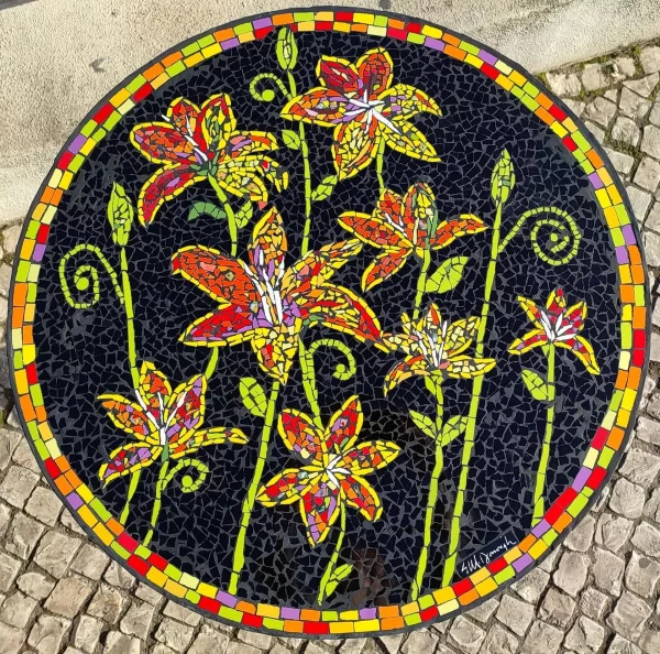 Mosaiktisch selber machen – kunstvolle Bastelideen fuer Wohnraeume und Garten schoene lilium blumen design