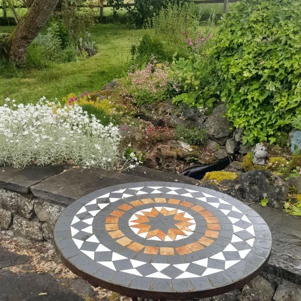 Mosaiktisch selber machen – kunstvolle Bastelideen fuer Wohnraeume und Garten schoene matte muster idee