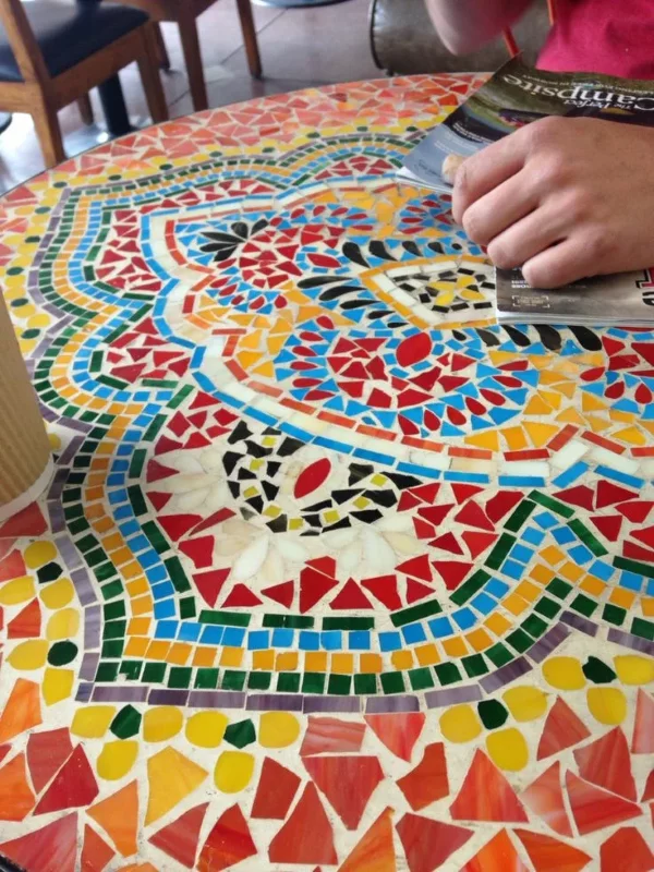 Mosaiktisch selber machen – kunstvolle Bastelideen fuer Wohnraeume und Garten schoene mosaik anordnen bunt