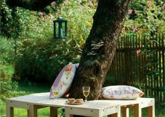 Platz unter Baum Sitzbank aus Holz Ort für puren Relax weiche Kissen angenehm zu sitzen