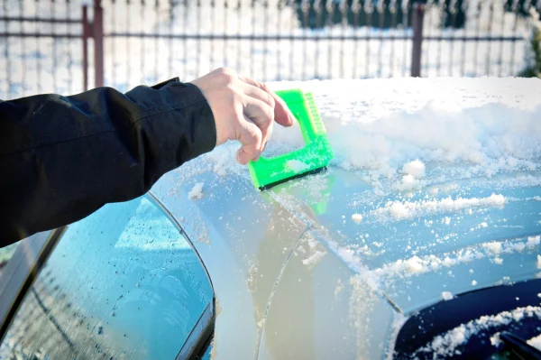 Scheibenwischwasser selber machen – so einfach sparen Sie Geld eis im winter vom glas kratzen
