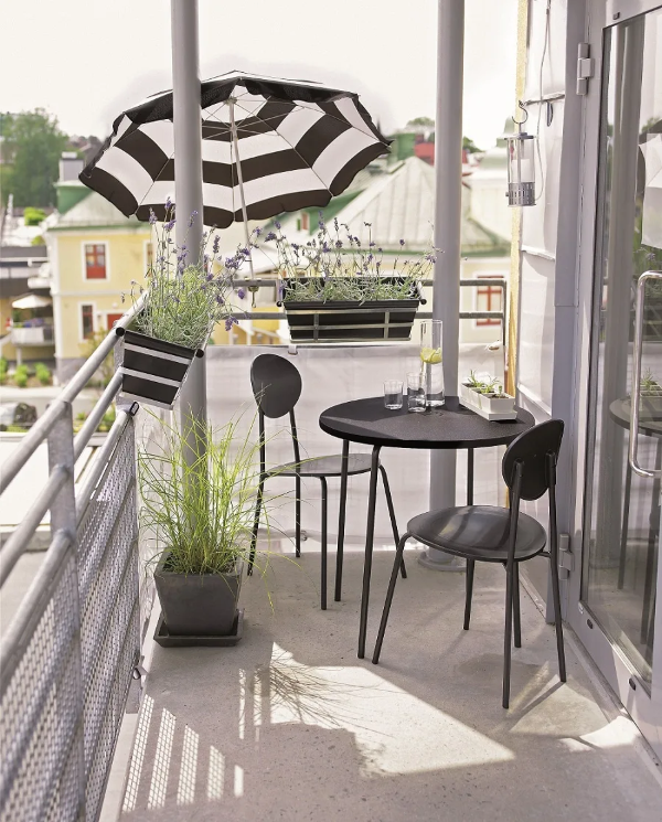 Sonnenschutz Ideen fuer Terrasse und Balkon sonnenschirm schwarz weiss aesthetik
