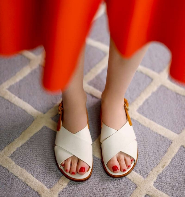 flache Sandalen im Weiß Sommertrends Schuhe 2022
