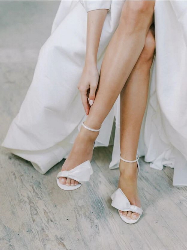 weiße Sandalen Sommer Trends 2022 Hochzeitsmode