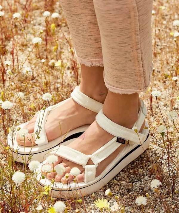 weiße Sandalen im Sommer Schuhtrends 2022